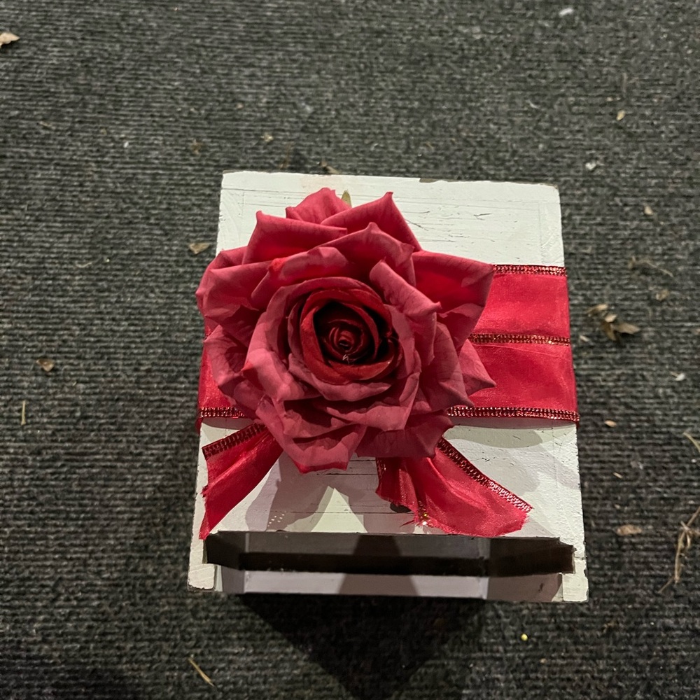 Elegant Red Rose Bath Accessory
